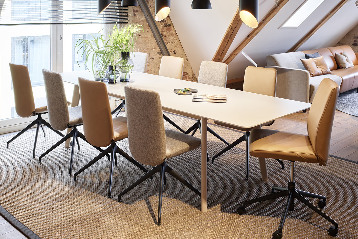 Stressless® spisestoler med ulike farger på stolene